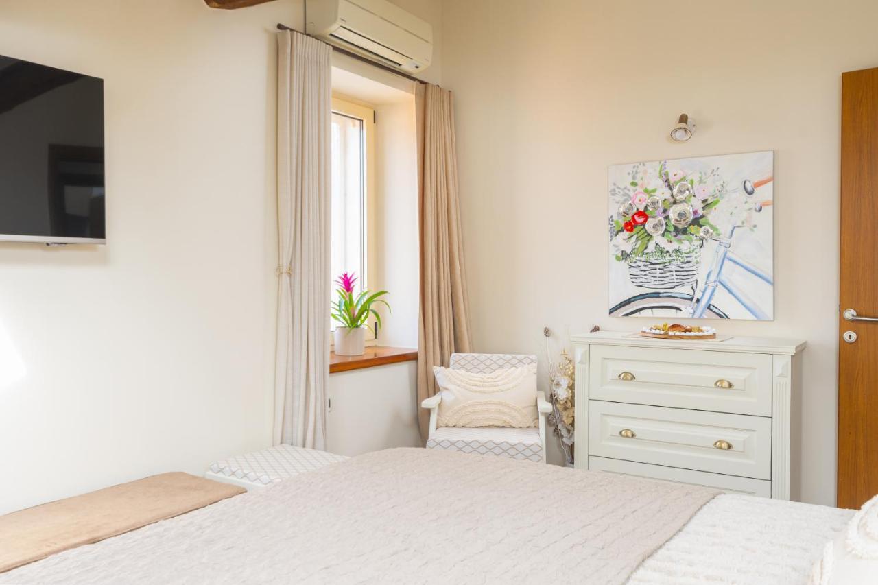 Exclusive Seafront Bacchus Apartment โปเรช ภายนอก รูปภาพ